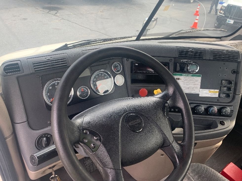 Day Cab Tractor-Heavy Duty Tractors-Freightliner-2018-Cascadia 11364ST-Concord-NC-565,537\n\t\tmiles-$ 31,750 - Image 11