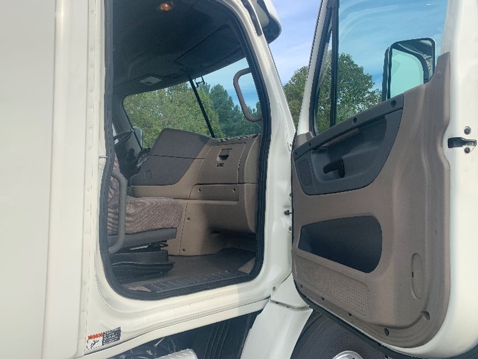 Day Cab Tractor-Heavy Duty Tractors-Freightliner-2018-Cascadia 11364ST-Concord-NC-565,537\n\t\tmiles-$ 31,750 - Image 12