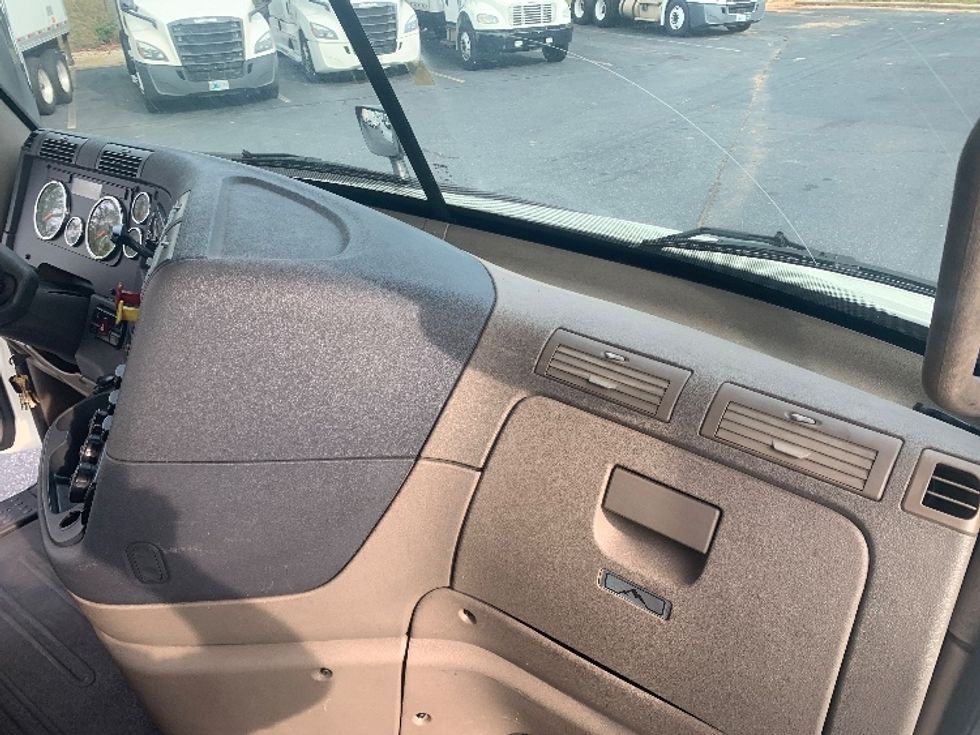 Day Cab Tractor-Heavy Duty Tractors-Freightliner-2018-Cascadia 11364ST-Concord-NC-565,537\n\t\tmiles-$ 31,750 - Image 13