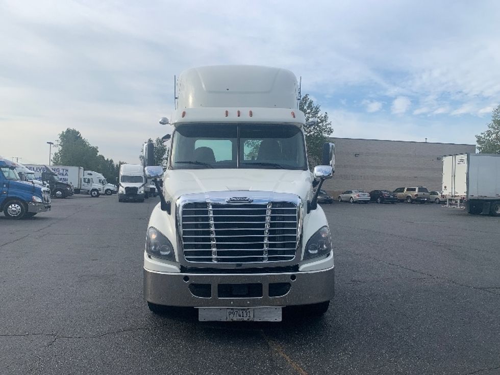 Day Cab Tractor-Heavy Duty Tractors-Freightliner-2018-Cascadia 11364ST-Concord-NC-565,537\n\t\tmiles-$ 31,750 - Image 2