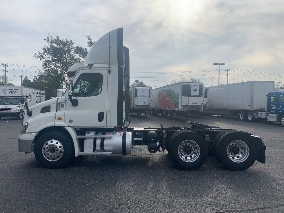 Day Cab Tractor-Heavy Duty Tractors-Freightliner-2018-Cascadia 11364ST-Concord-NC-565,537\n\t\tmiles-$ 31,750 - Image 4