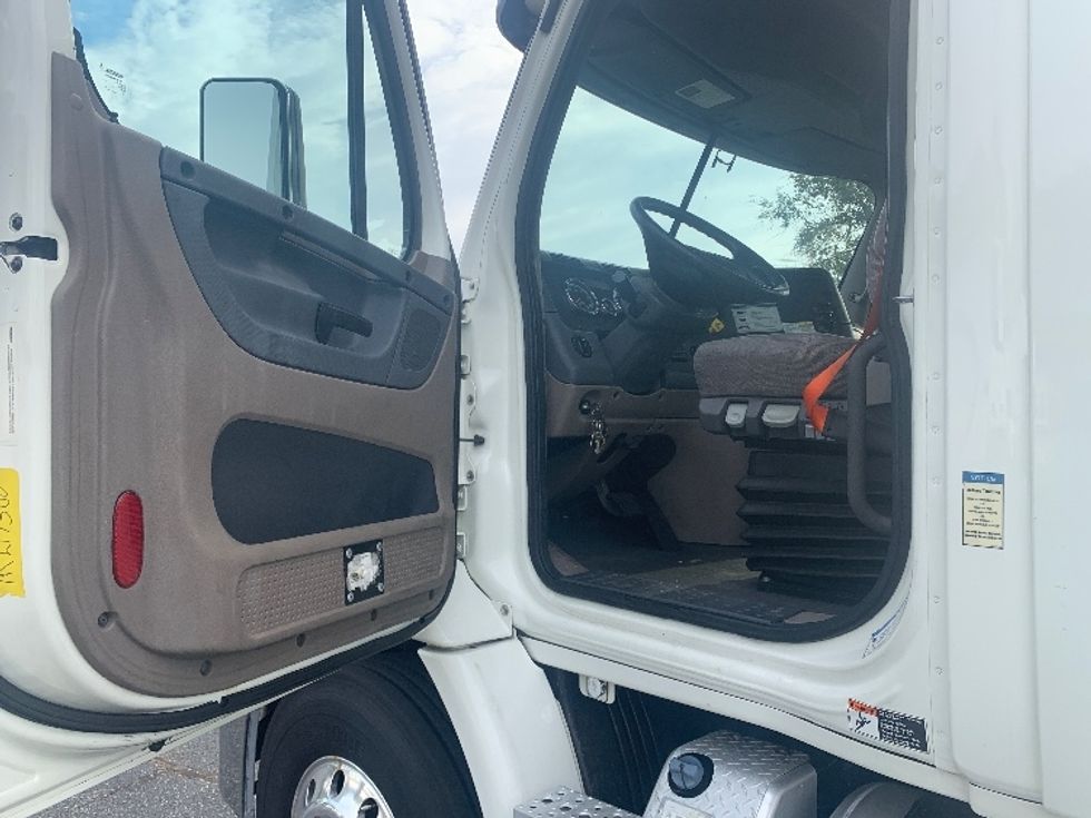 Day Cab Tractor-Heavy Duty Tractors-Freightliner-2018-Cascadia 11364ST-Concord-NC-565,537\n\t\tmiles-$ 31,750 - Image 9