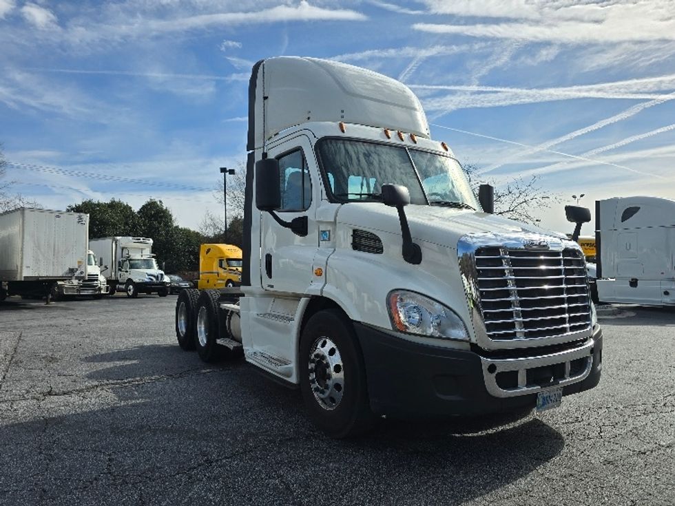 Day Cab Tractor-Heavy Duty Tractors-Freightliner-2018-Cascadia 11364ST-Duluth-GA-359,662\n\t\tmiles-$ 42,000 - Image 1
