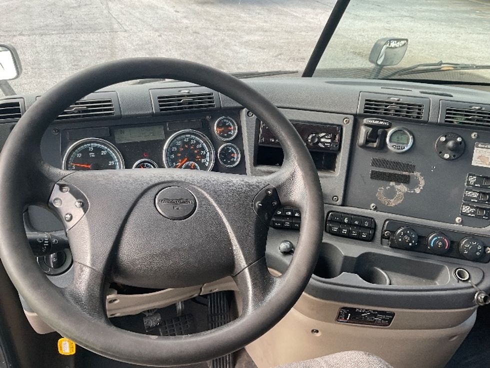 Day Cab Tractor-Heavy Duty Tractors-Freightliner-2018-Cascadia 11364ST-Duluth-GA-359,662\n\t\tmiles-$ 42,000 - Image 11