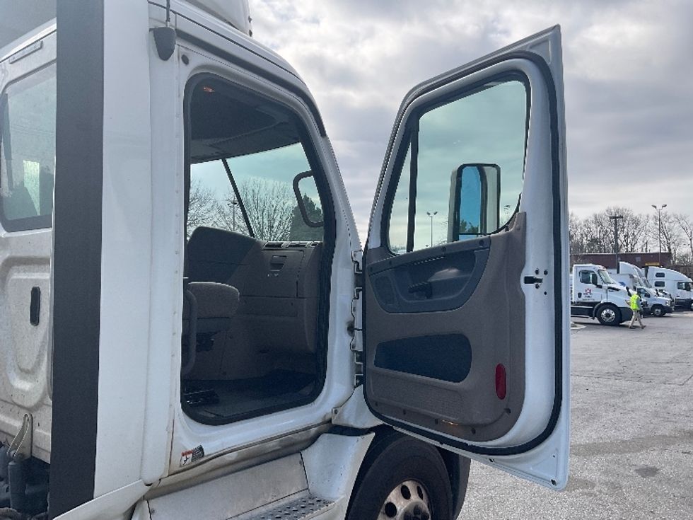 Day Cab Tractor-Heavy Duty Tractors-Freightliner-2018-Cascadia 11364ST-Duluth-GA-359,662\n\t\tmiles-$ 42,000 - Image 12