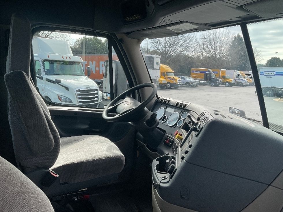Day Cab Tractor-Heavy Duty Tractors-Freightliner-2018-Cascadia 11364ST-Duluth-GA-359,662\n\t\tmiles-$ 42,000 - Image 14