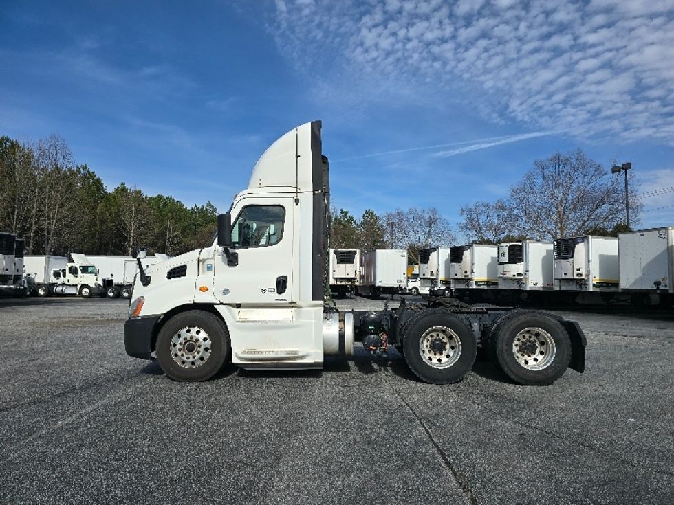 Day Cab Tractor-Heavy Duty Tractors-Freightliner-2018-Cascadia 11364ST-Duluth-GA-359,662\n\t\tmiles-$ 42,000 - Image 4