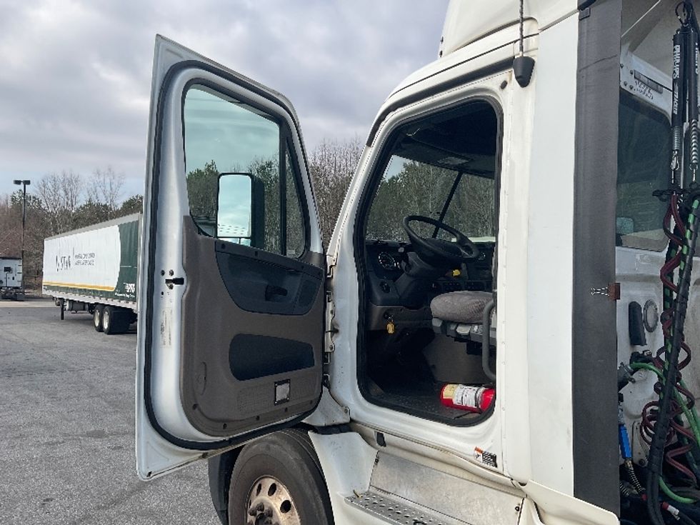 Day Cab Tractor-Heavy Duty Tractors-Freightliner-2018-Cascadia 11364ST-Duluth-GA-359,662\n\t\tmiles-$ 42,000 - Image 9