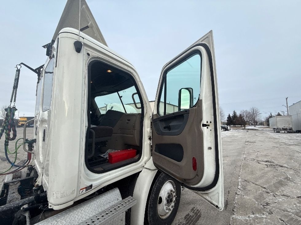 Day Cab Tractor-Heavy Duty Tractors-Freightliner-2018-Cascadia 11364ST-East Chicago-IN-429,205\n\t\tmiles-$ 32,250 - Image 12