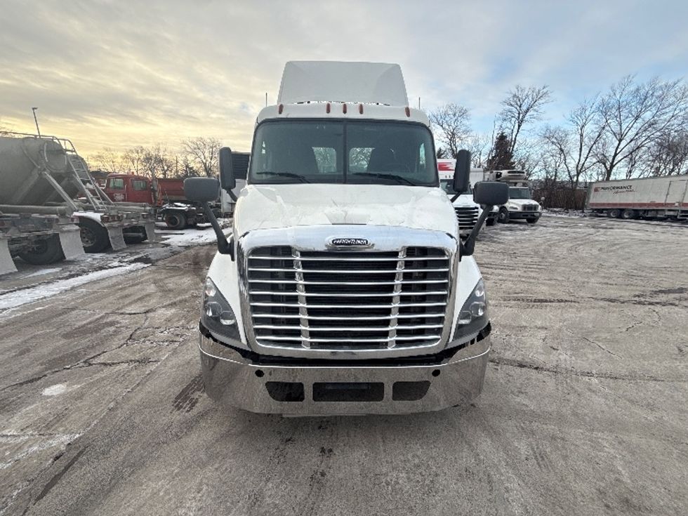 Day Cab Tractor-Heavy Duty Tractors-Freightliner-2018-Cascadia 11364ST-East Chicago-IN-429,205\n\t\tmiles-$ 32,250 - Image 2