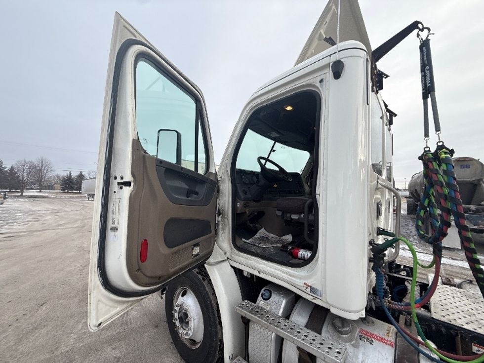 Day Cab Tractor-Heavy Duty Tractors-Freightliner-2018-Cascadia 11364ST-East Chicago-IN-429,205\n\t\tmiles-$ 32,250 - Image 9