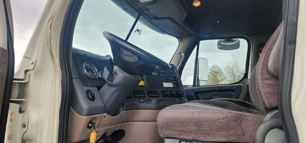 Day Cab Tractor-Heavy Duty Tractors-Freightliner-2018-Cascadia 11364ST-Erlanger-KY-478,586\n\t\tmiles-$ 35,000 - Image 10