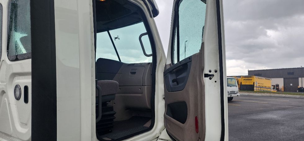 Day Cab Tractor-Heavy Duty Tractors-Freightliner-2018-Cascadia 11364ST-Erlanger-KY-478,586\n\t\tmiles-$ 35,000 - Image 12