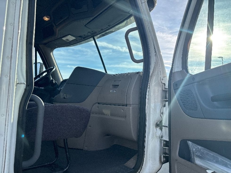 Day Cab Tractor-Heavy Duty Tractors-Freightliner-2018-Cascadia 11364ST-Everett-WA-267,940\n\t\tmiles-$ 50,750 - Image 12