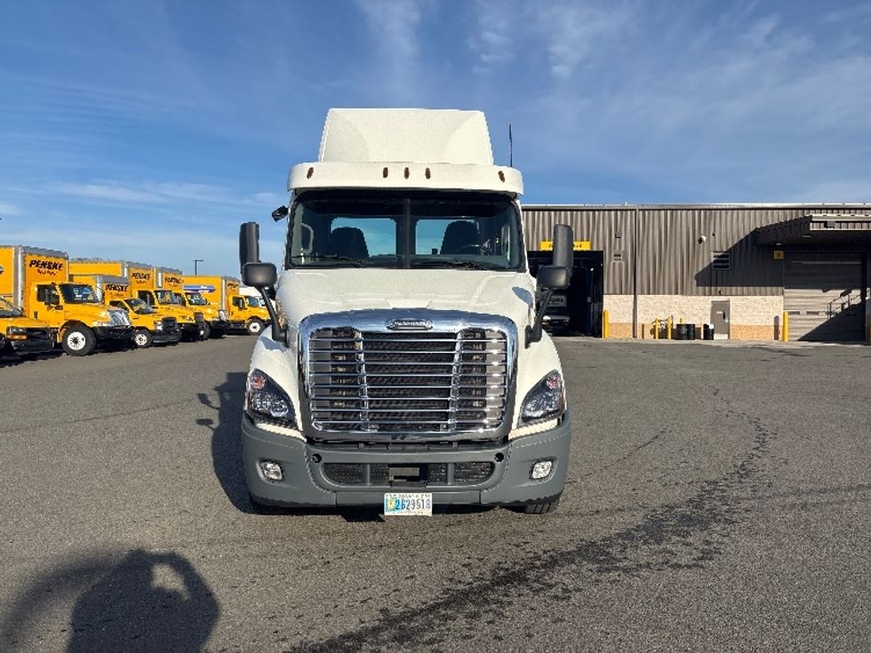 Day Cab Tractor-Heavy Duty Tractors-Freightliner-2018-Cascadia 11364ST-Everett-WA-267,940\n\t\tmiles-$ 50,750 - Image 2