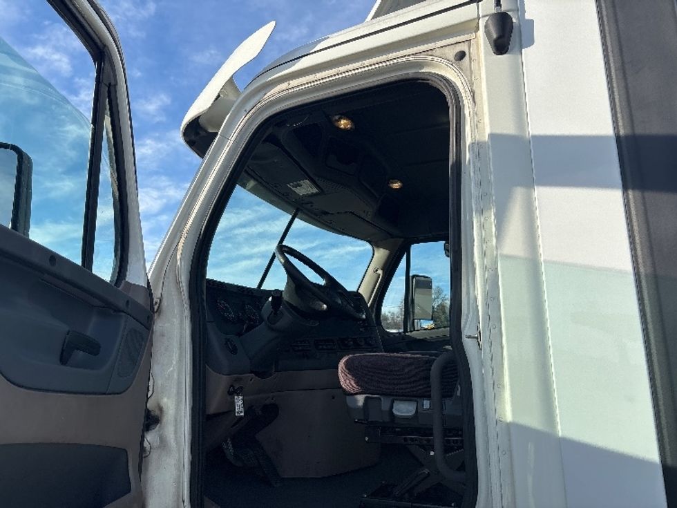 Day Cab Tractor-Heavy Duty Tractors-Freightliner-2018-Cascadia 11364ST-Everett-WA-267,940\n\t\tmiles-$ 50,750 - Image 9
