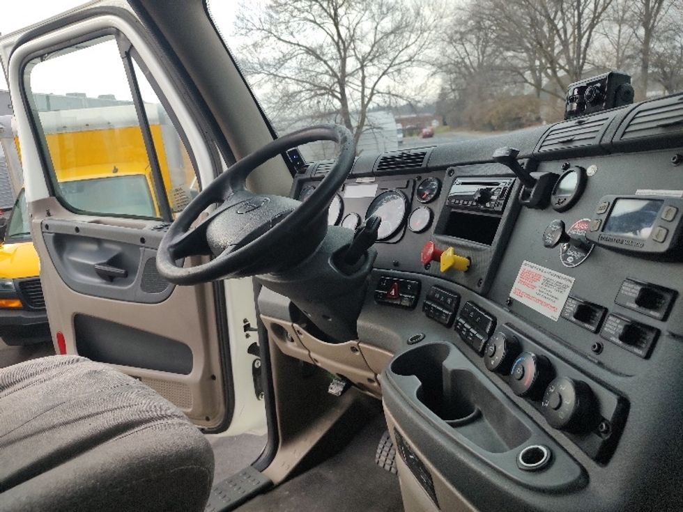 Day Cab Tractor-Heavy Duty Tractors-Freightliner-2018-Cascadia 11364ST-Fort Wayne-IN-521,009\n\t\tmiles-$ 31,750 - Image 14