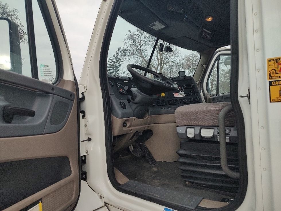 Day Cab Tractor-Heavy Duty Tractors-Freightliner-2018-Cascadia 11364ST-Fort Wayne-IN-521,009\n\t\tmiles-$ 31,750 - Image 9