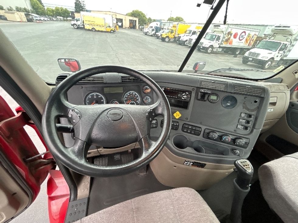 Day Cab Tractor-Heavy Duty Tractors-Freightliner-2018-Cascadia 11364ST-Gilroy-CA-246,538\n\t\tmiles-$ 38,000 - Image 11