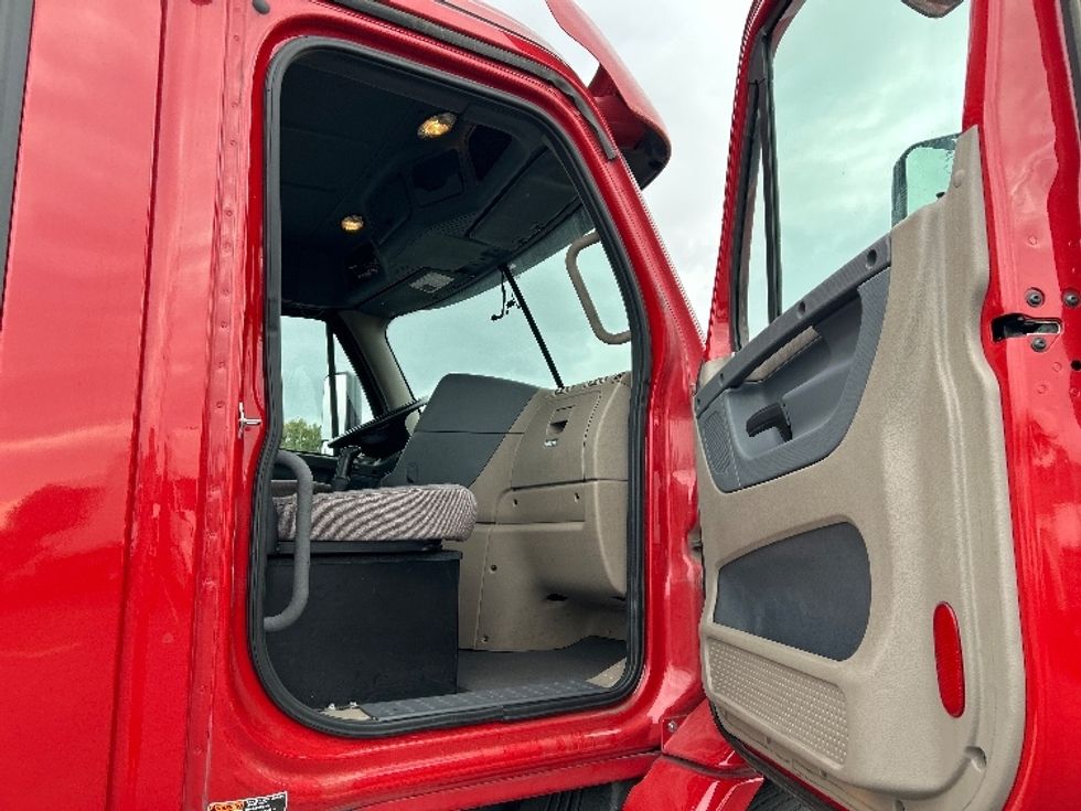 Day Cab Tractor-Heavy Duty Tractors-Freightliner-2018-Cascadia 11364ST-Gilroy-CA-246,538\n\t\tmiles-$ 38,000 - Image 12