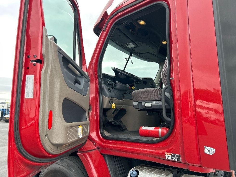 Day Cab Tractor-Heavy Duty Tractors-Freightliner-2018-Cascadia 11364ST-Gilroy-CA-246,538\n\t\tmiles-$ 38,000 - Image 9