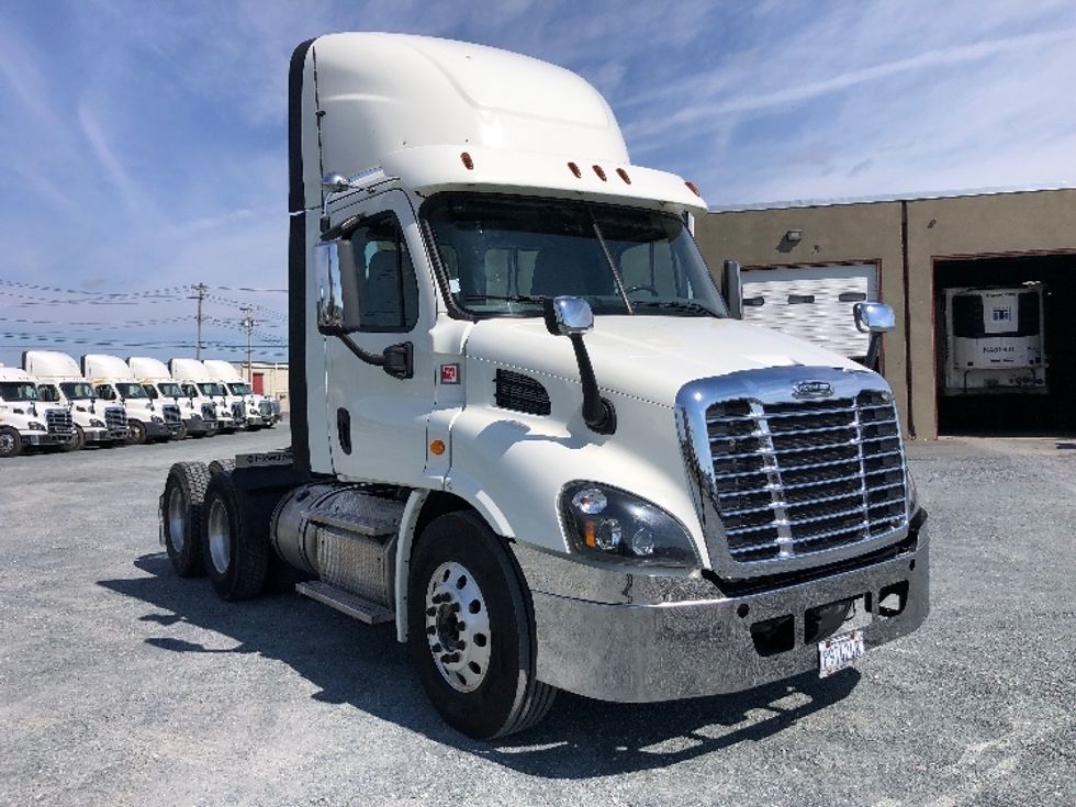 Day Cab Tractor-Heavy Duty Tractors-Freightliner-2018-Cascadia 11364ST-Guilderland Center-NY-307,475\n\t\tmiles-$ 42,500 - Image 1