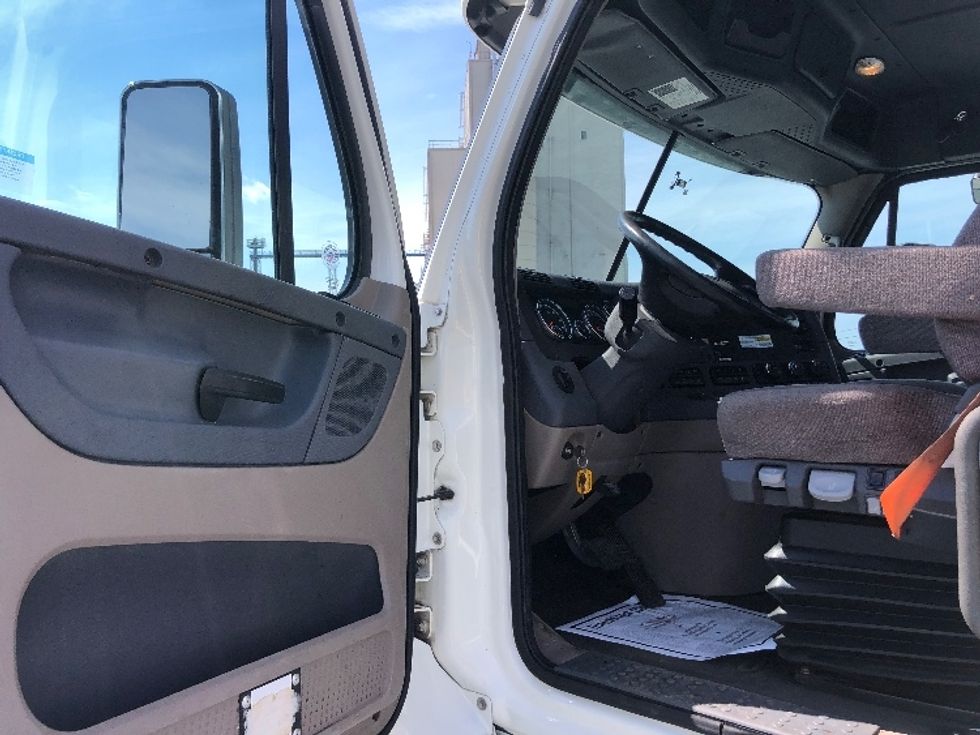 Day Cab Tractor-Heavy Duty Tractors-Freightliner-2018-Cascadia 11364ST-Guilderland Center-NY-307,475\n\t\tmiles-$ 42,500 - Image 9