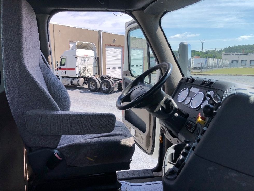 Day Cab Tractor-Heavy Duty Tractors-Freightliner-2018-Cascadia 11364ST-Guilderland Center-NY-307,475\n\t\tmiles-$ 42,500 - Image 14