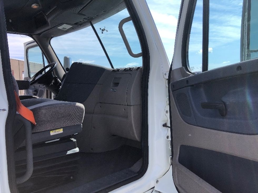 Day Cab Tractor-Heavy Duty Tractors-Freightliner-2018-Cascadia 11364ST-Guilderland Center-NY-307,475\n\t\tmiles-$ 42,500 - Image 12