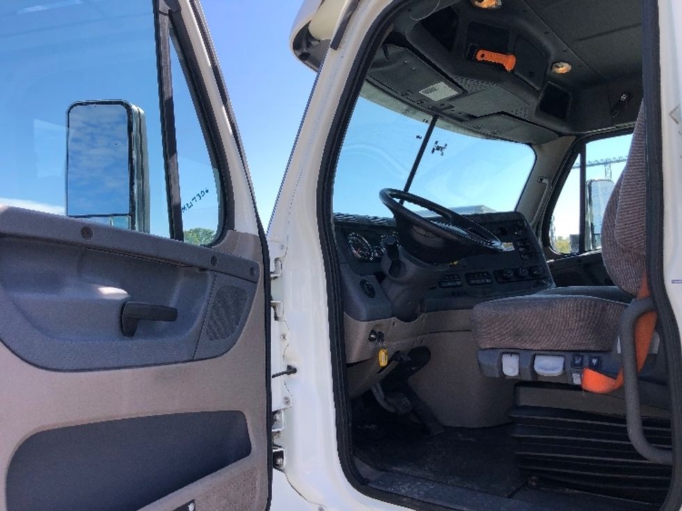 Day Cab Tractor-Heavy Duty Tractors-Freightliner-2018-Cascadia 11364ST-Guilderland Center-NY-357,654\n\t\tmiles-$ 37,500 - Image 9