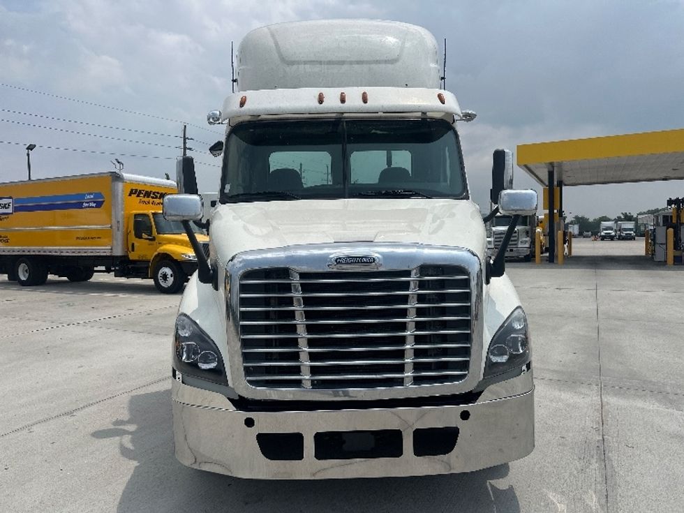 2018 Freightliner Cascadia 113" sleeper cab photo 2