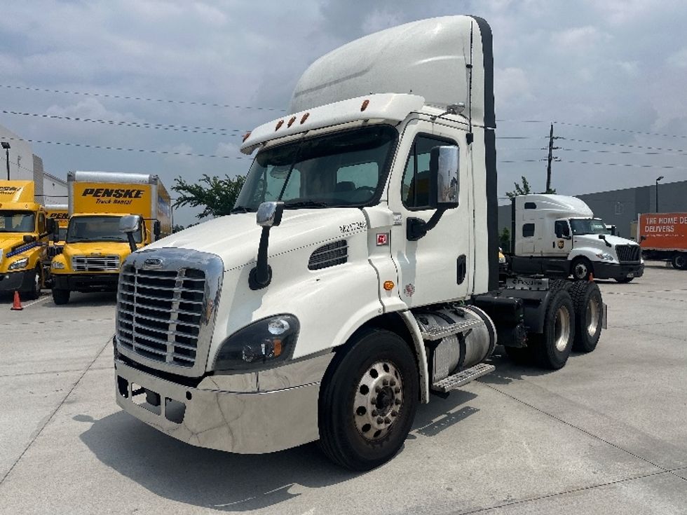 2018 Freightliner Cascadia 113" sleeper cab photo 3