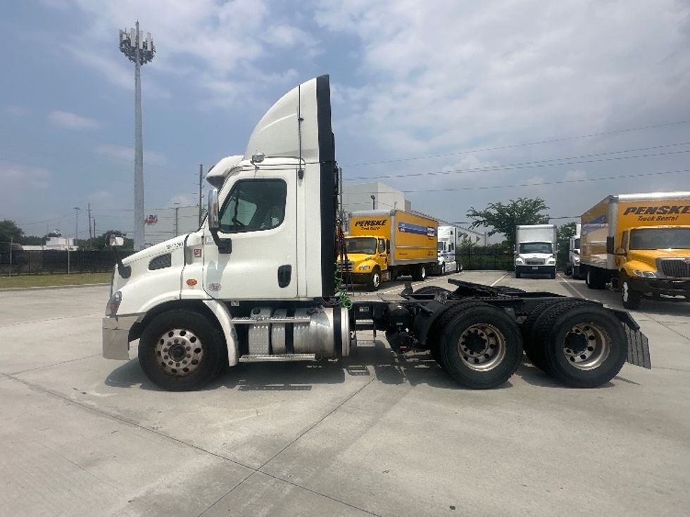 2018 Freightliner Cascadia 113" sleeper cab photo 4