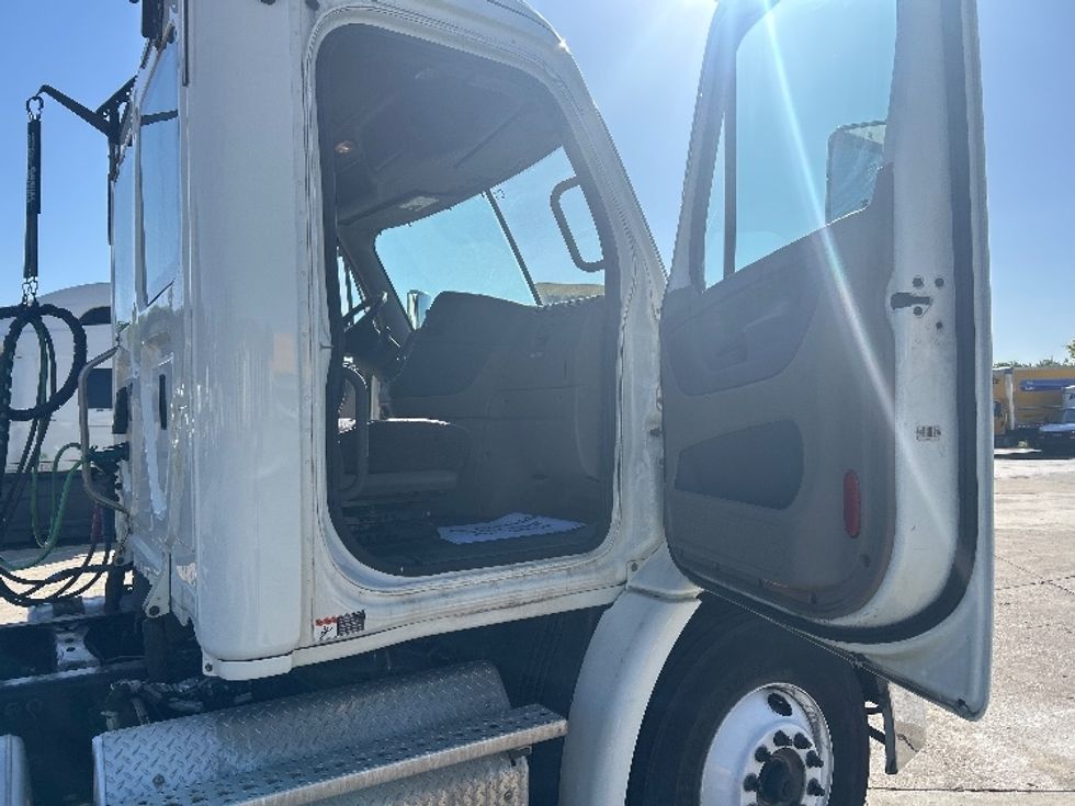 Day Cab Tractor-Heavy Duty Tractors-Freightliner-2018-Cascadia 11364ST-Indianapolis-IN-420,126\n\t\tmiles-$ 30,250 - Image 12