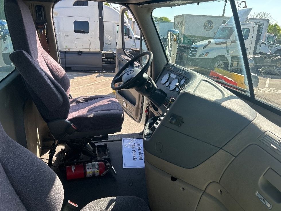 Day Cab Tractor-Heavy Duty Tractors-Freightliner-2018-Cascadia 11364ST-Indianapolis-IN-420,126\n\t\tmiles-$ 30,250 - Image 14