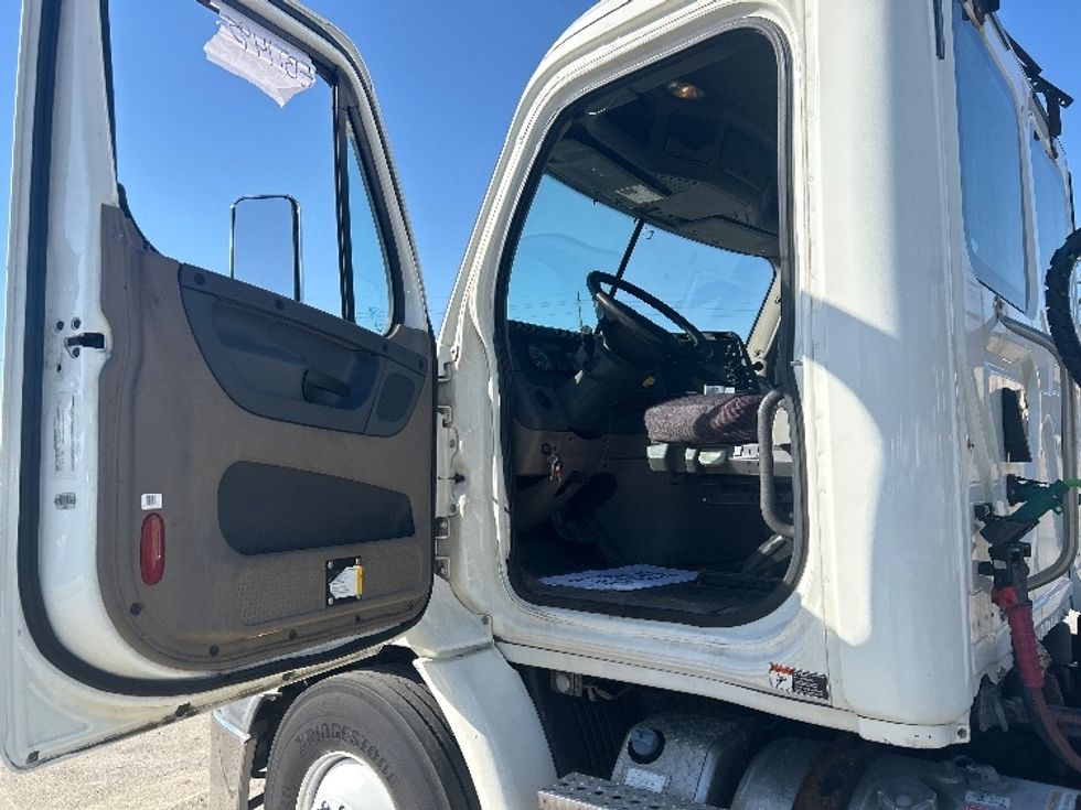Day Cab Tractor-Heavy Duty Tractors-Freightliner-2018-Cascadia 11364ST-Indianapolis-IN-420,126\n\t\tmiles-$ 30,250 - Image 9