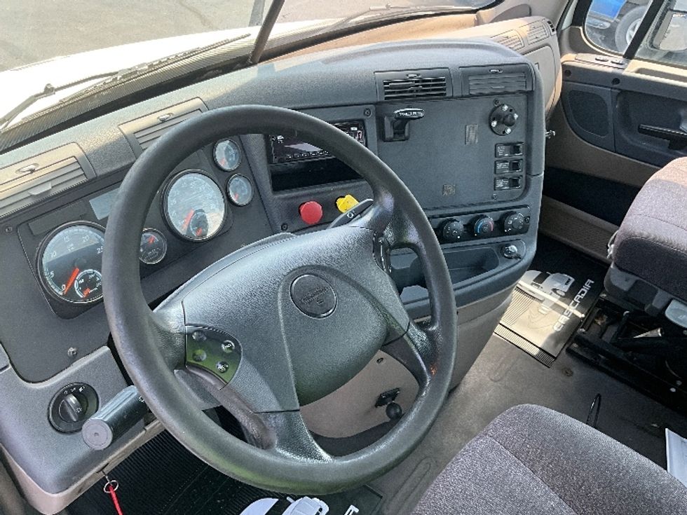 Day Cab Tractor-Heavy Duty Tractors-Freightliner-2018-Cascadia 11364ST-Indianapolis-IN-464,362\n\t\tmiles-$ 29,500 - Image 10