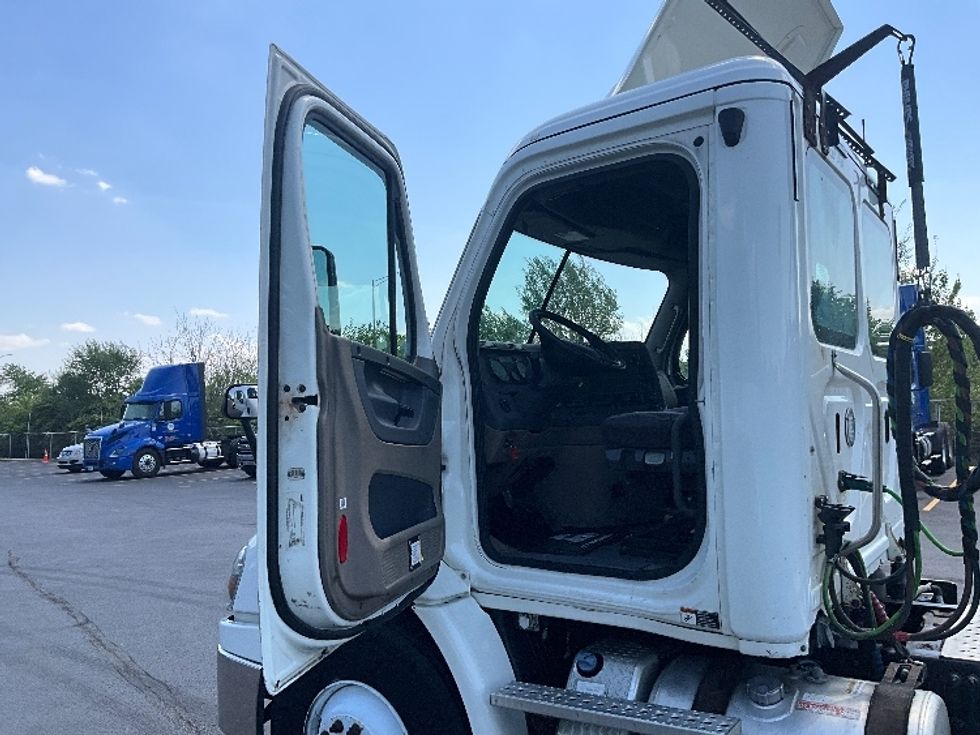 Day Cab Tractor-Heavy Duty Tractors-Freightliner-2018-Cascadia 11364ST-Indianapolis-IN-464,362\n\t\tmiles-$ 29,500 - Image 9