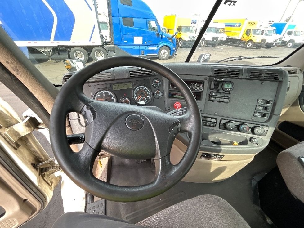 Day Cab Tractor-Heavy Duty Tractors-Freightliner-2018-Cascadia 11364ST-Manassas-VA-604,276\n\t\tmiles-$ 24,750 - Image 11