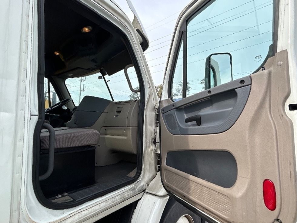 Day Cab Tractor-Heavy Duty Tractors-Freightliner-2018-Cascadia 11364ST-Manassas-VA-604,276\n\t\tmiles-$ 24,750 - Image 12