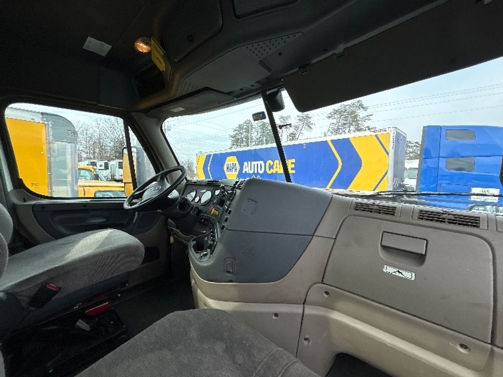 Day Cab Tractor-Heavy Duty Tractors-Freightliner-2018-Cascadia 11364ST-Manassas-VA-604,276\n\t\tmiles-$ 24,750 - Image 13