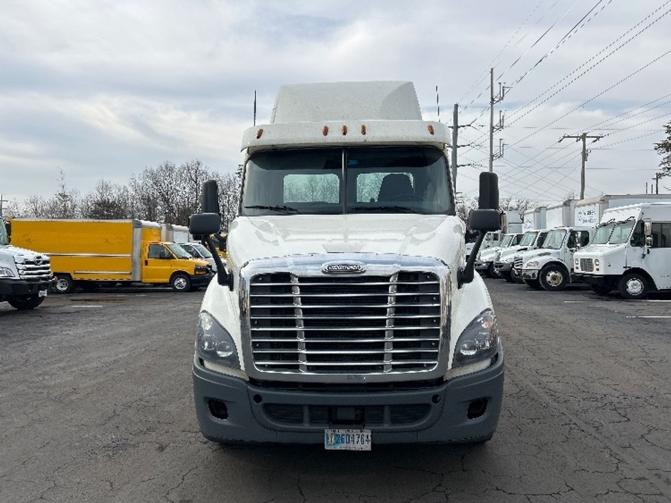 Day Cab Tractor-Heavy Duty Tractors-Freightliner-2018-Cascadia 11364ST-Manassas-VA-604,276\n\t\tmiles-$ 24,750 - Image 2