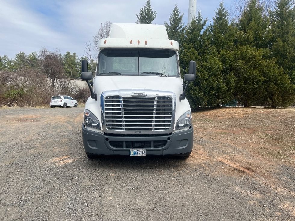 Day Cab Tractor-Heavy Duty Tractors-Freightliner-2018-Cascadia 11364ST-Manassas-VA-614,245\n\t\tmiles-$ 24,250 - Image 2