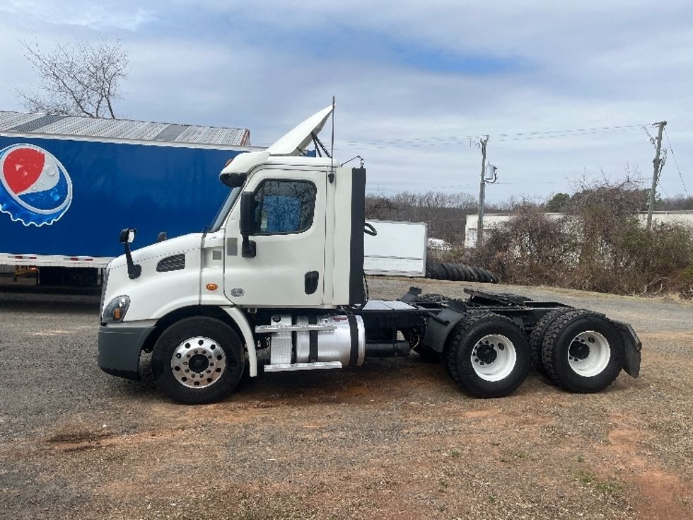 Day Cab Tractor-Heavy Duty Tractors-Freightliner-2018-Cascadia 11364ST-Manassas-VA-614,245\n\t\tmiles-$ 24,250 - Image 4