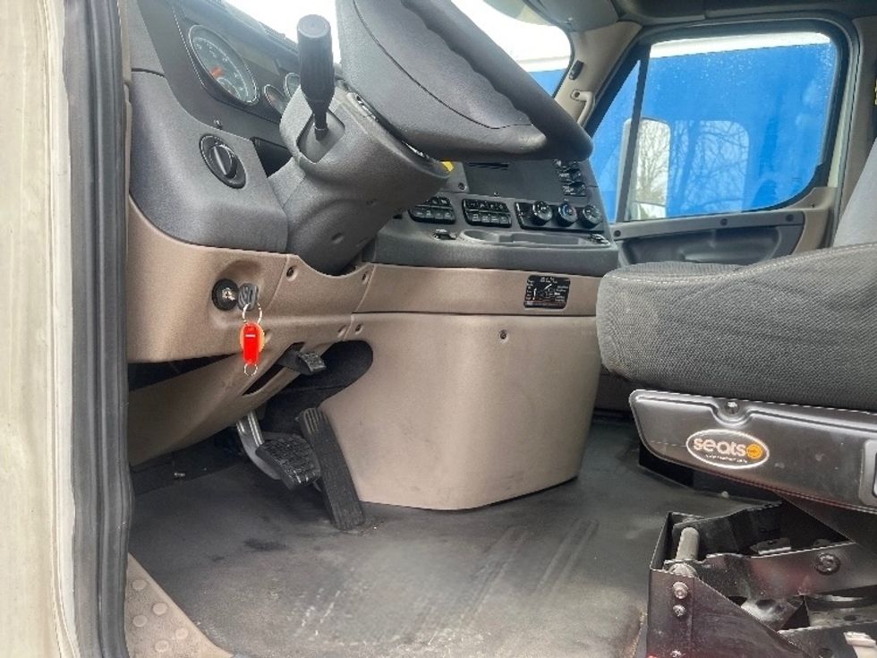 Day Cab Tractor-Heavy Duty Tractors-Freightliner-2018-Cascadia 11364ST-Manassas-VA-614,245\n\t\tmiles-$ 24,250 - Image 9