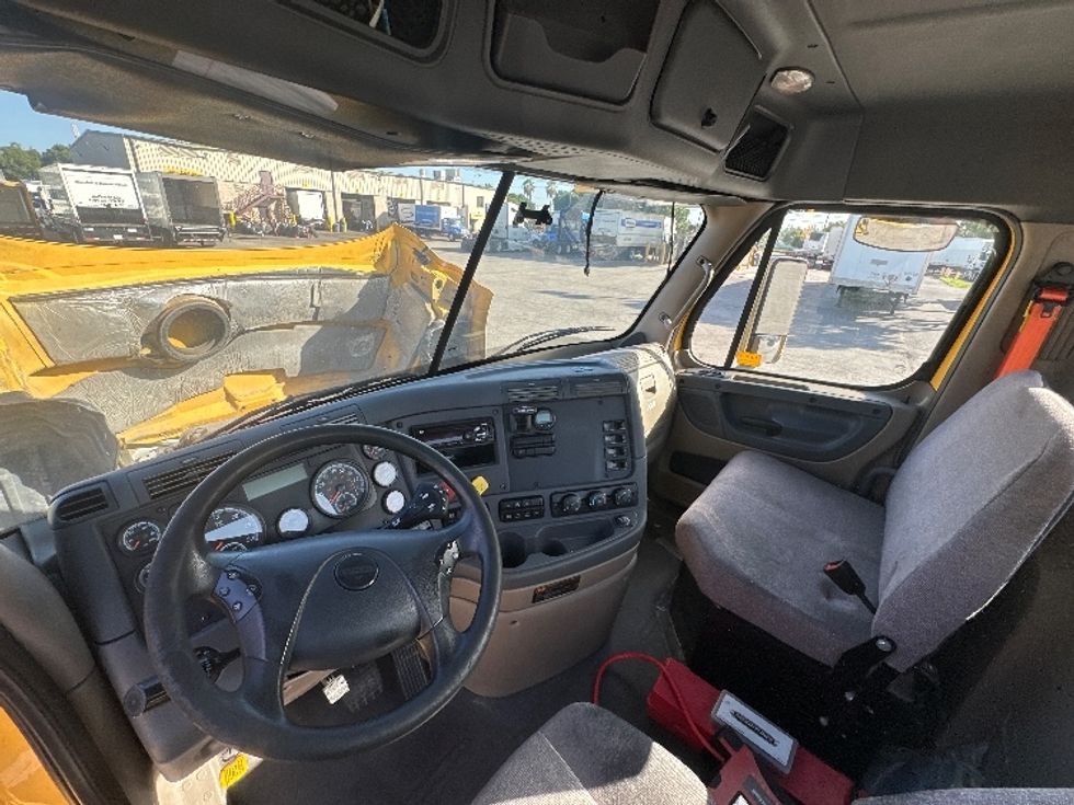 Day Cab Tractor-Heavy Duty Tractors-Freightliner-2018-Cascadia 11364ST-Medley-FL-425,730\n\t\tmiles-$ 31,750 - Image 10
