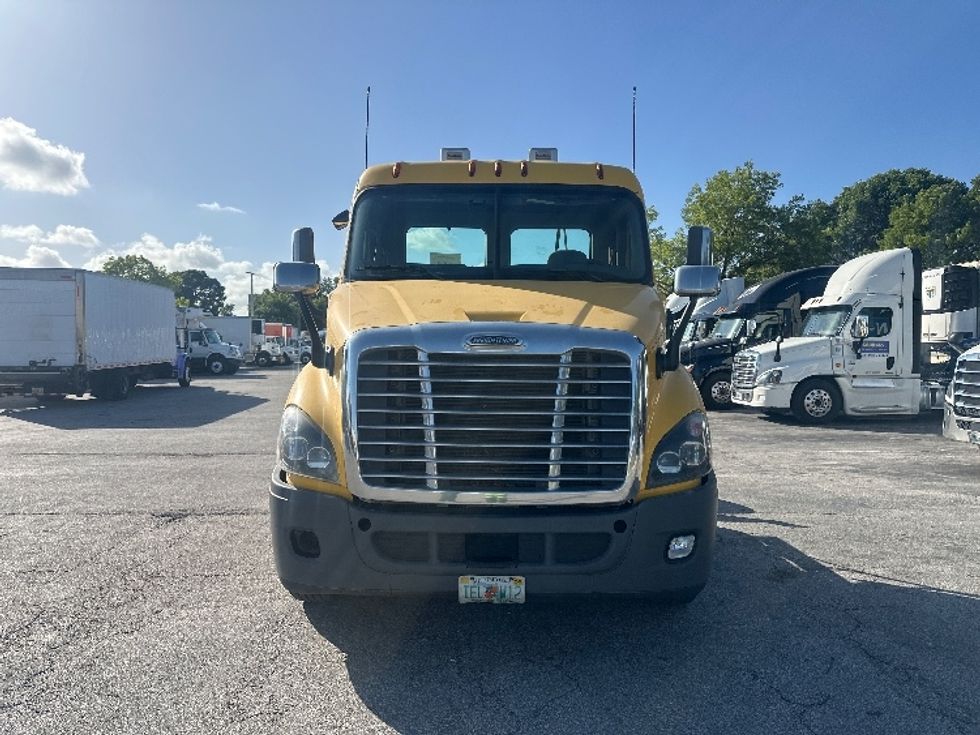 Day Cab Tractor-Heavy Duty Tractors-Freightliner-2018-Cascadia 11364ST-Medley-FL-425,730\n\t\tmiles-$ 31,750 - Image 2