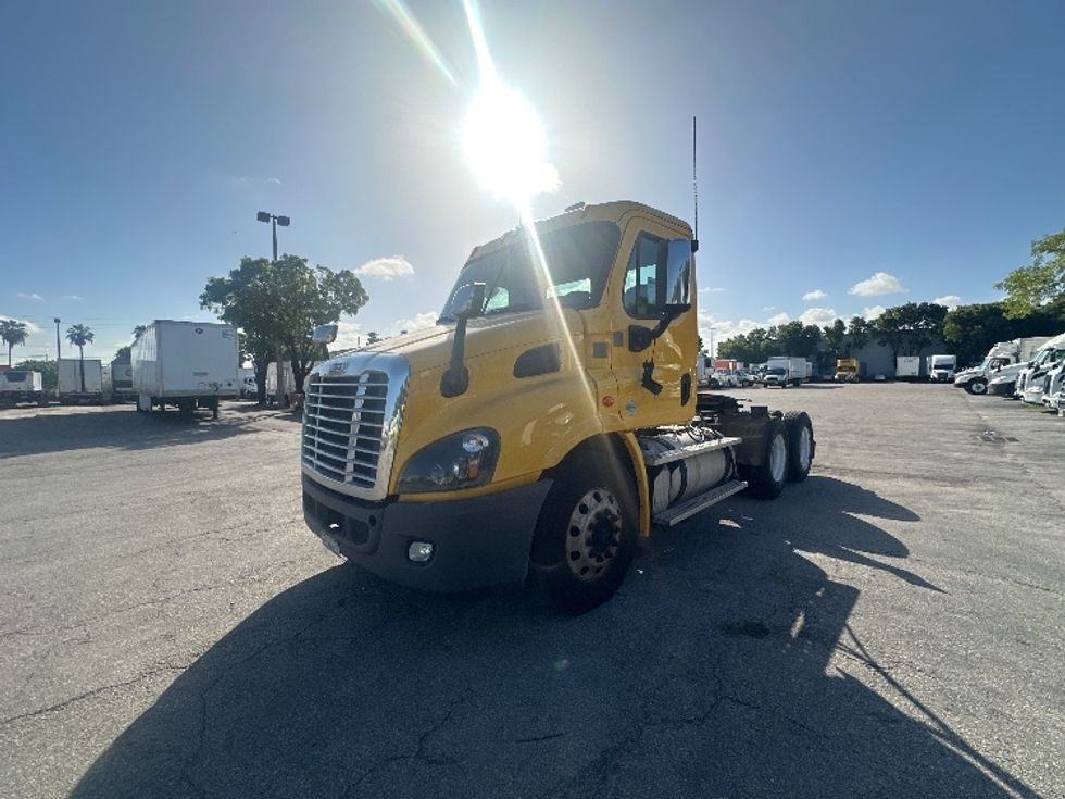 Day Cab Tractor-Heavy Duty Tractors-Freightliner-2018-Cascadia 11364ST-Medley-FL-425,730\n\t\tmiles-$ 31,750 - Image 3
