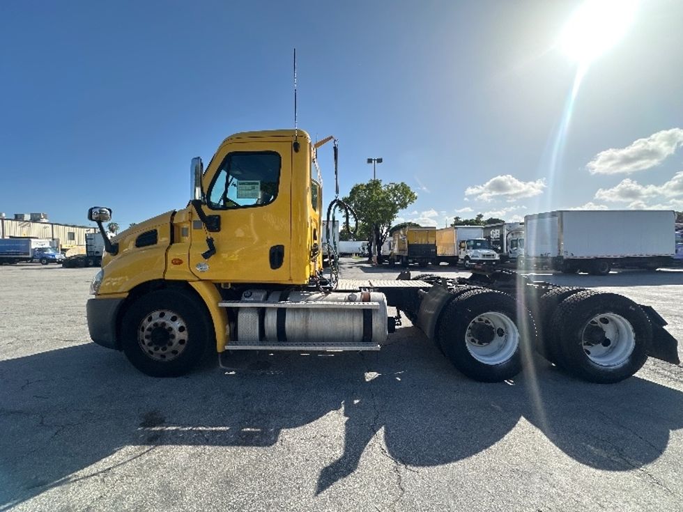 Day Cab Tractor-Heavy Duty Tractors-Freightliner-2018-Cascadia 11364ST-Medley-FL-425,730\n\t\tmiles-$ 31,750 - Image 4