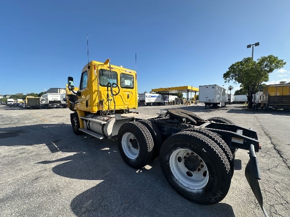 Day Cab Tractor-Heavy Duty Tractors-Freightliner-2018-Cascadia 11364ST-Medley-FL-425,730\n\t\tmiles-$ 31,750 - Image 5